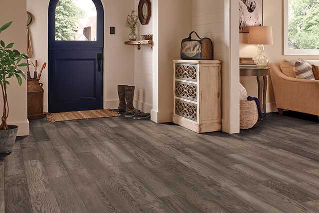 Front Hallway Room Scene of Robbins HydroGuard Waterproof Oak Engineered Hardwood in Good Earth